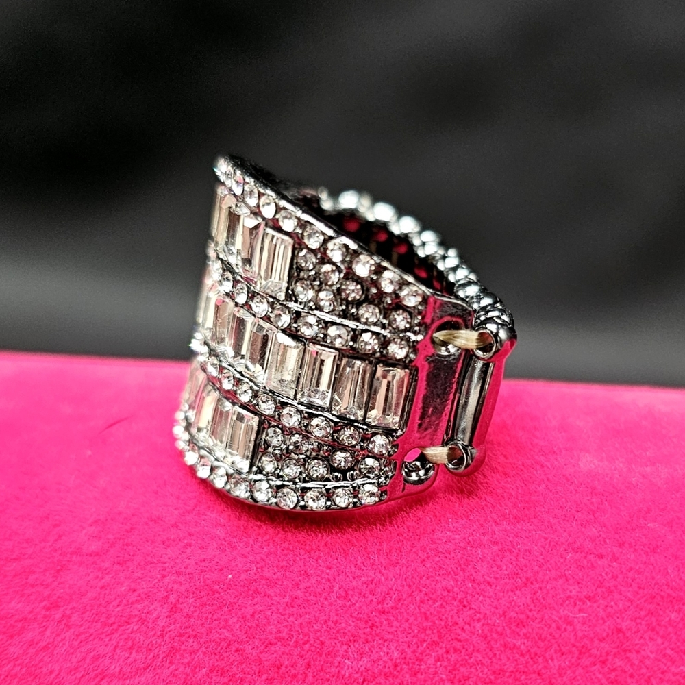 🖤'Red Carpet Redux' Gunmetal Black with Rhinestones Stretch Ring - Paparazzi🖤